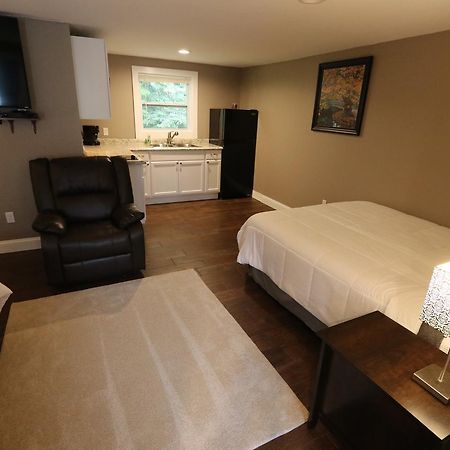 Brimley Motel Suites Экстерьер фото