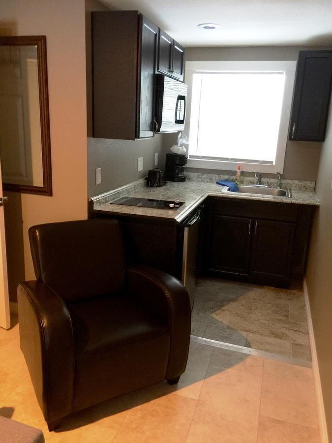 Brimley Motel Suites Экстерьер фото