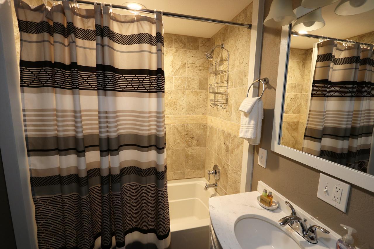 Brimley Motel Suites Экстерьер фото