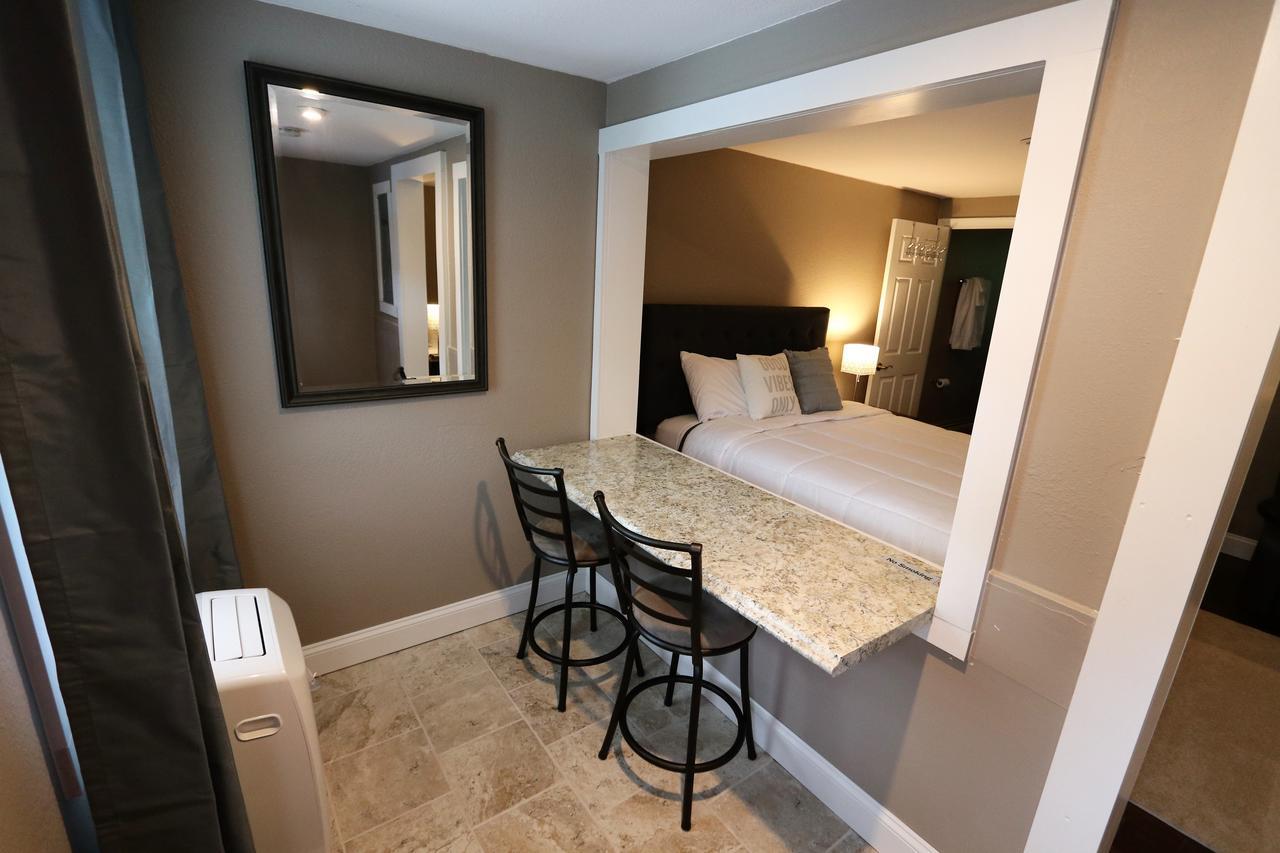 Brimley Motel Suites Экстерьер фото